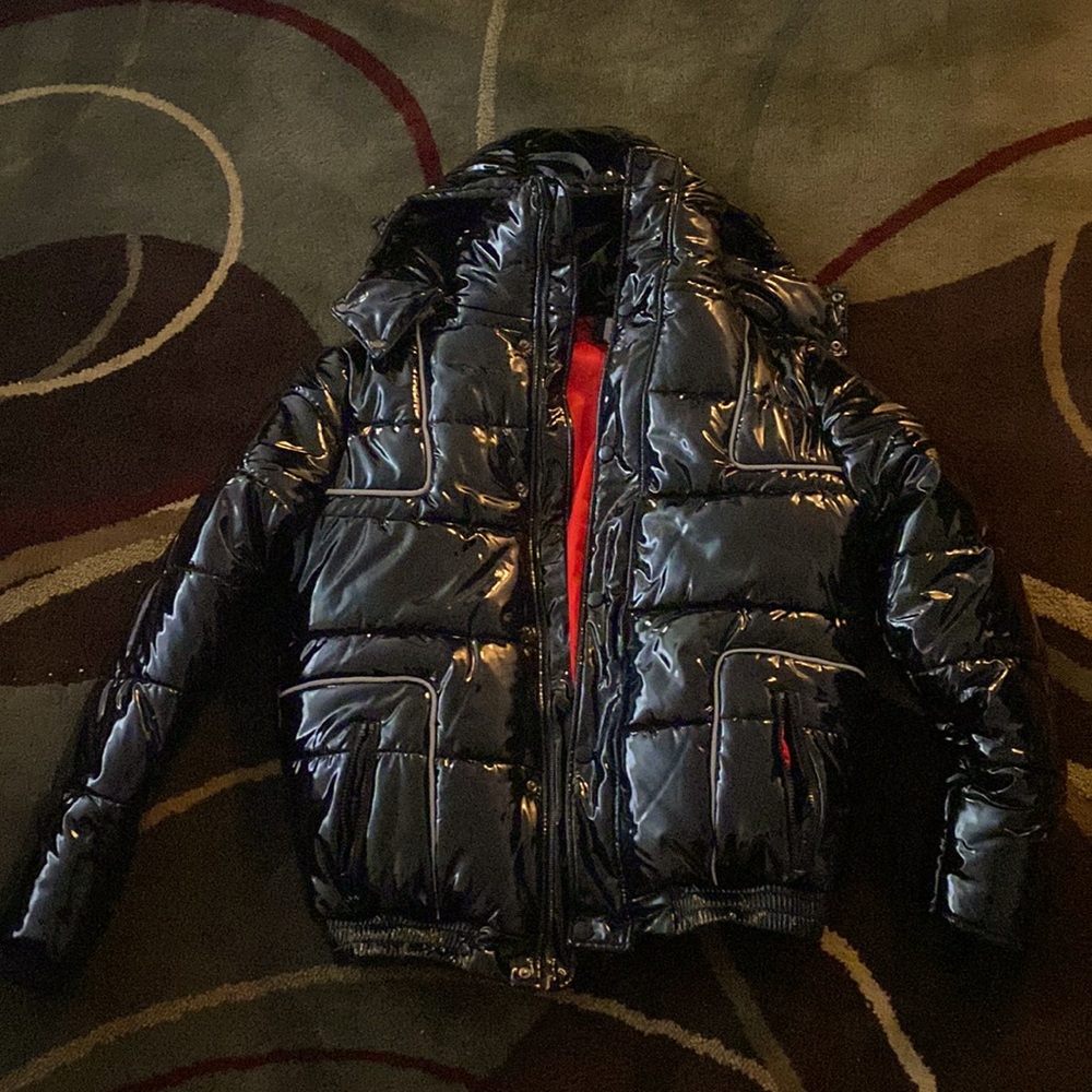 I am selling this shiny Milano Di Rouge coat.  Large in men.
